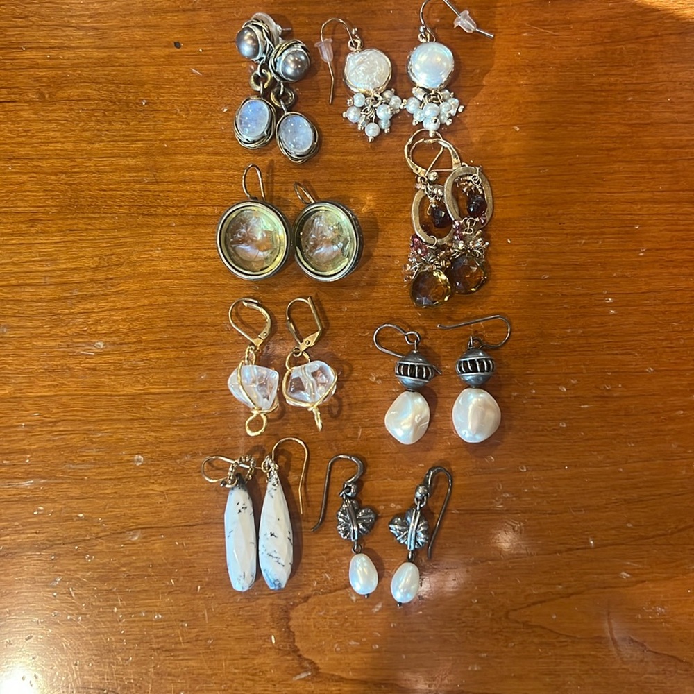 Lot of 8 pairs of pierced earrings.